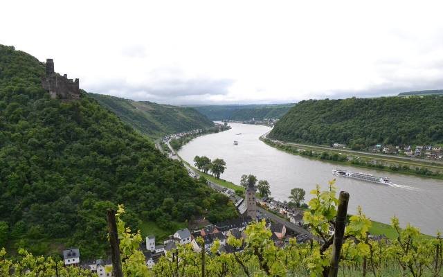 The village of Wellmich and Burg Maus seen from the Rheinsteig trail, with the Rhine below