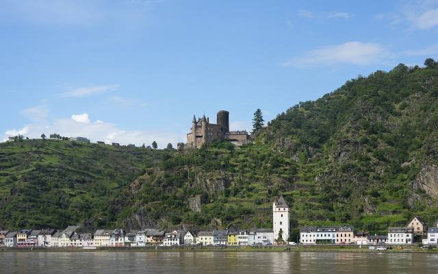 Sankt Goarshausen along the Rhine below Burg Katz, with the town’s white riverside tower